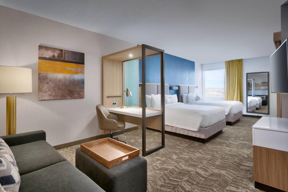 Queen Suite with Two Queen Beds, High Floor and Trundle Sofa interior